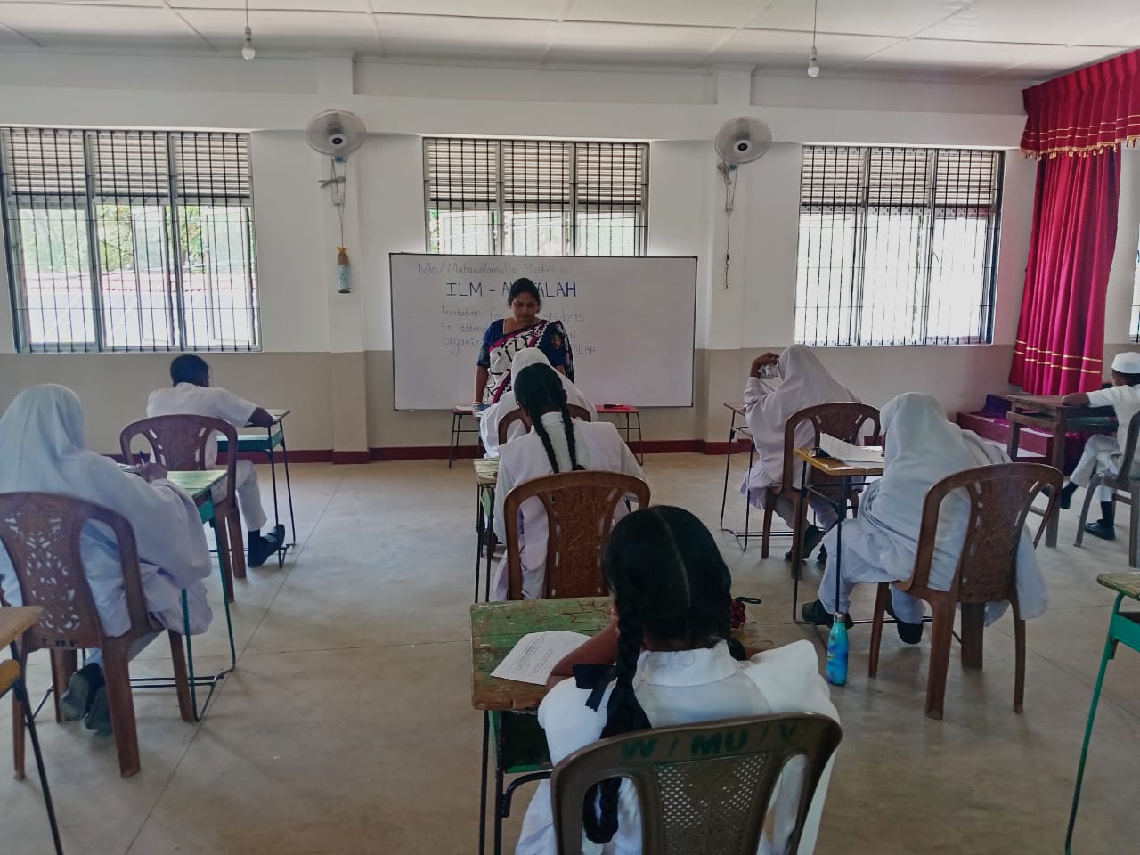 O/L students completing seminar exercises