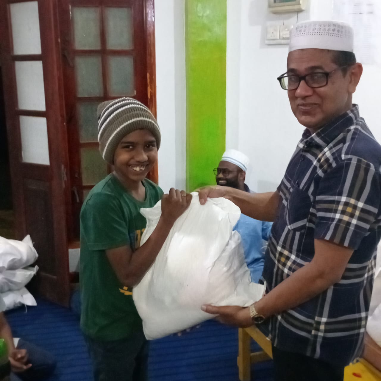 A child receiving a Ramadan food pack
